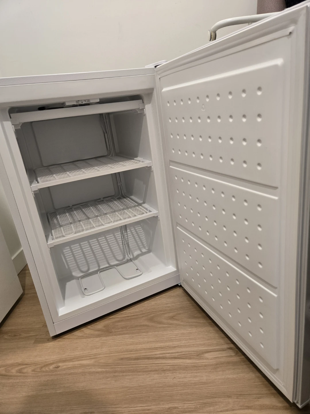 Galanz Compact Freezer - photo 4