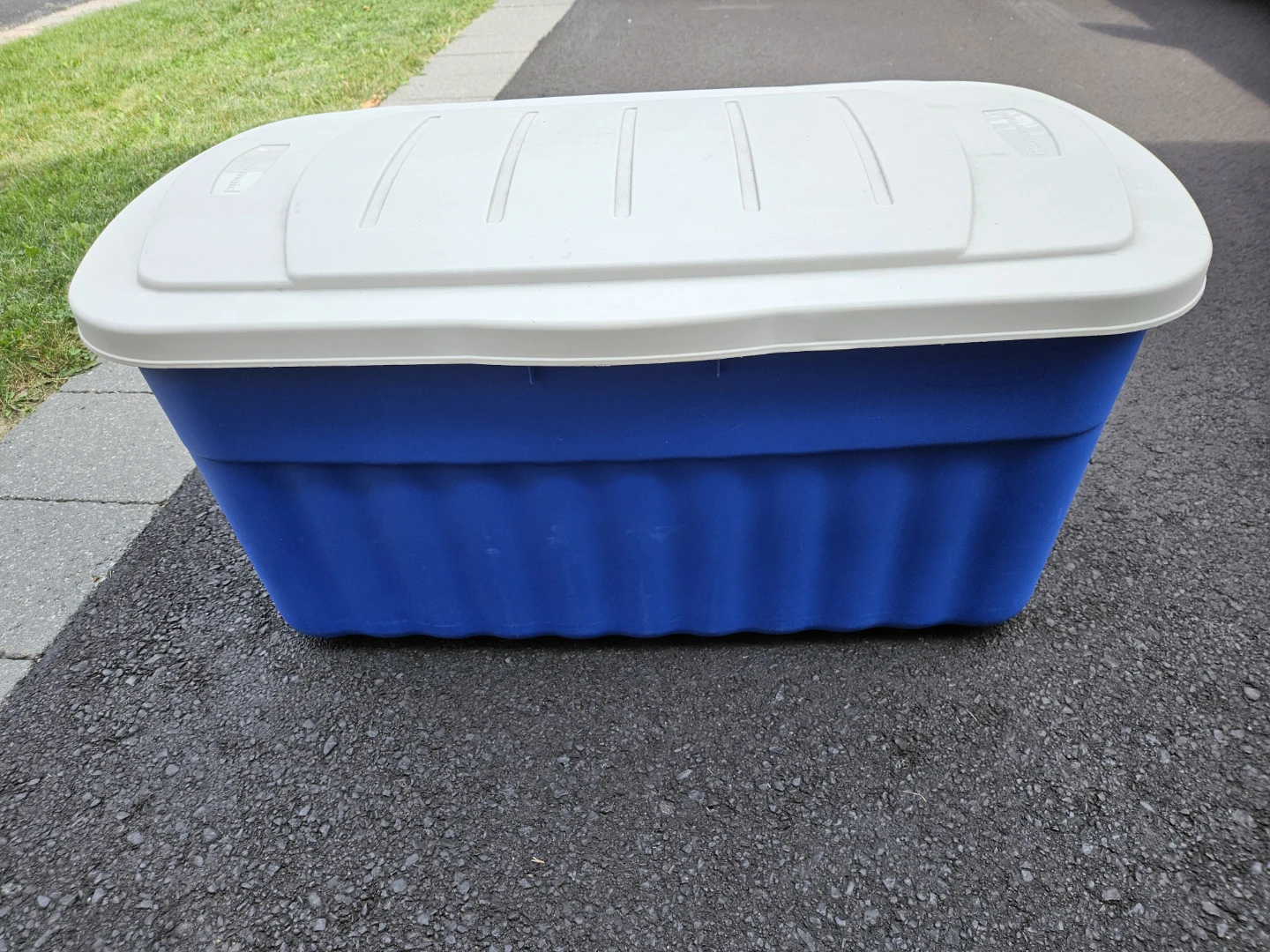 Rubbermaid Jumbo Storage Bin with Lid