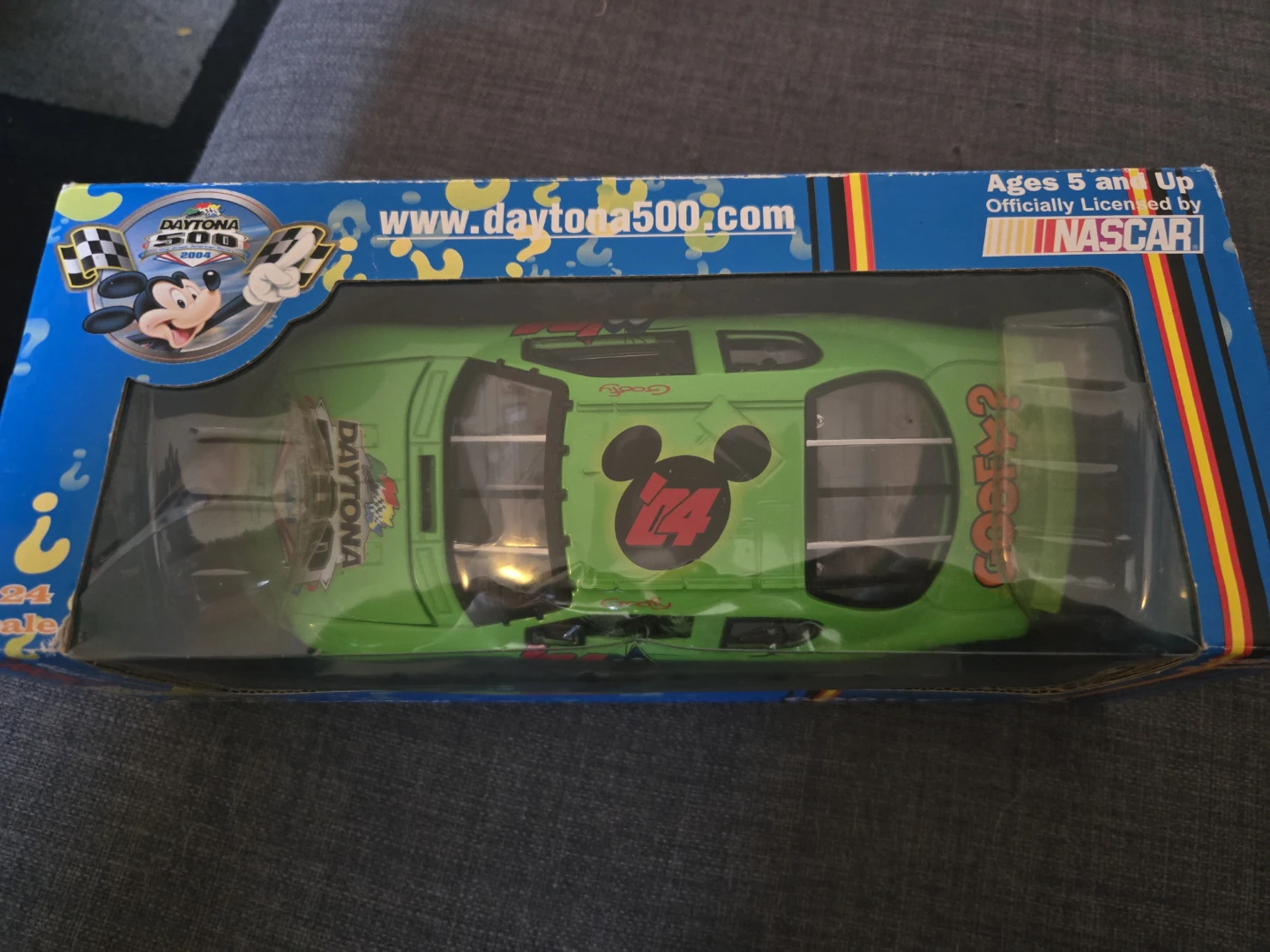 NASCAR Disney Goofy Model Car 2004 Daytona 500 - photo 3
