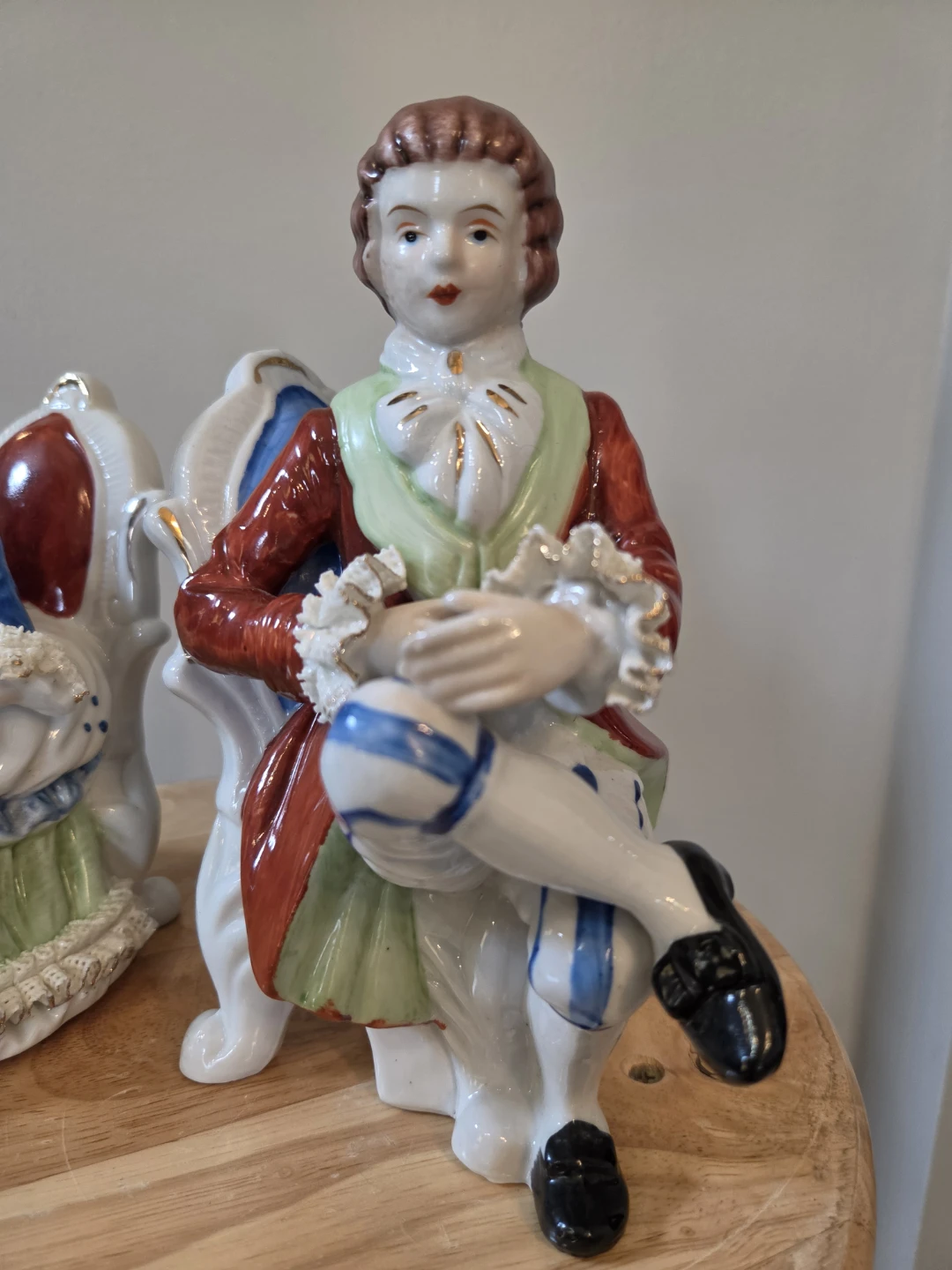 Vtg Colonial Couple Set  Figurines - photo 3