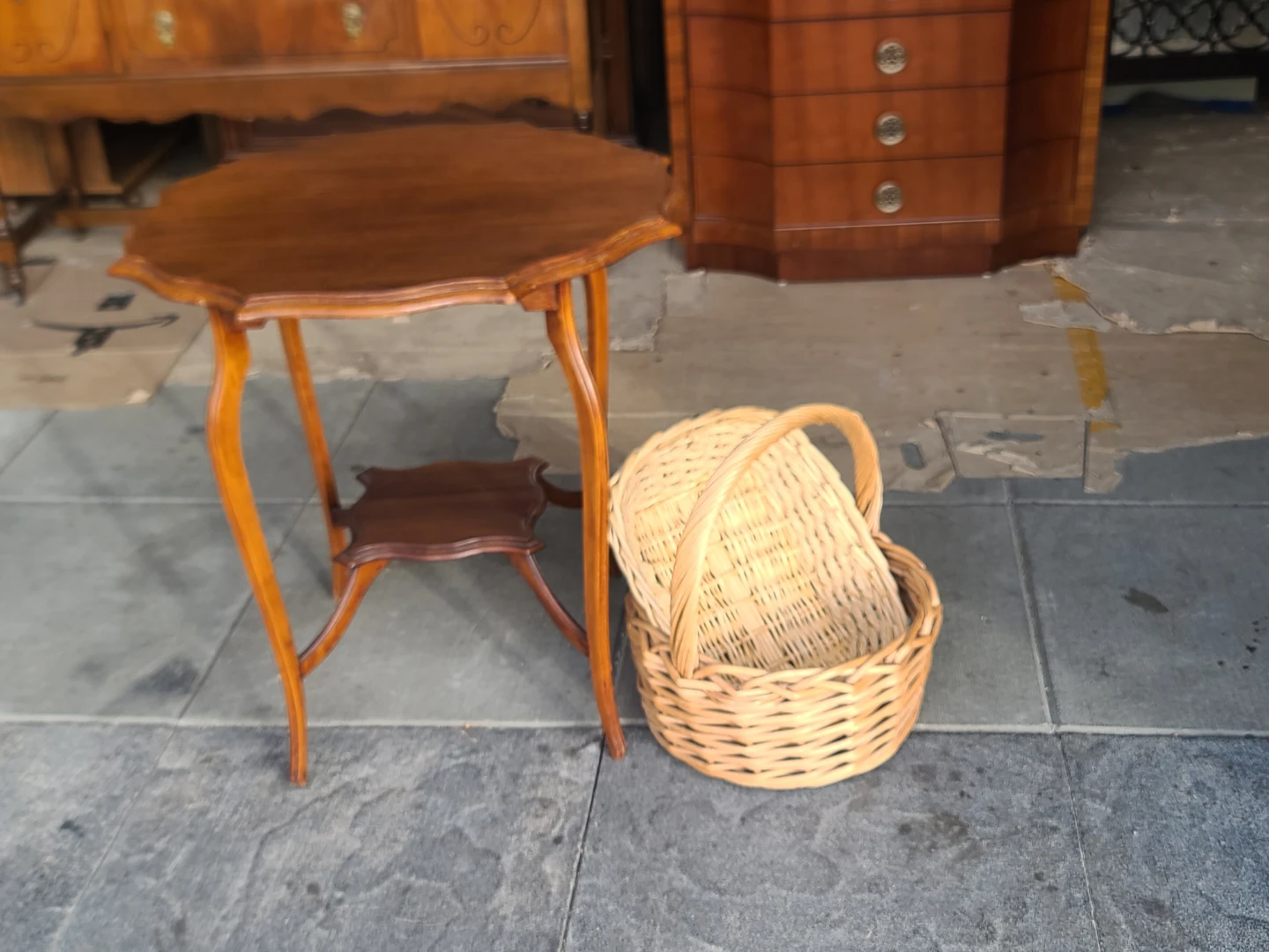 Vintage Scalloped Wood Accent Table & Wicker basket with handle - photo 4