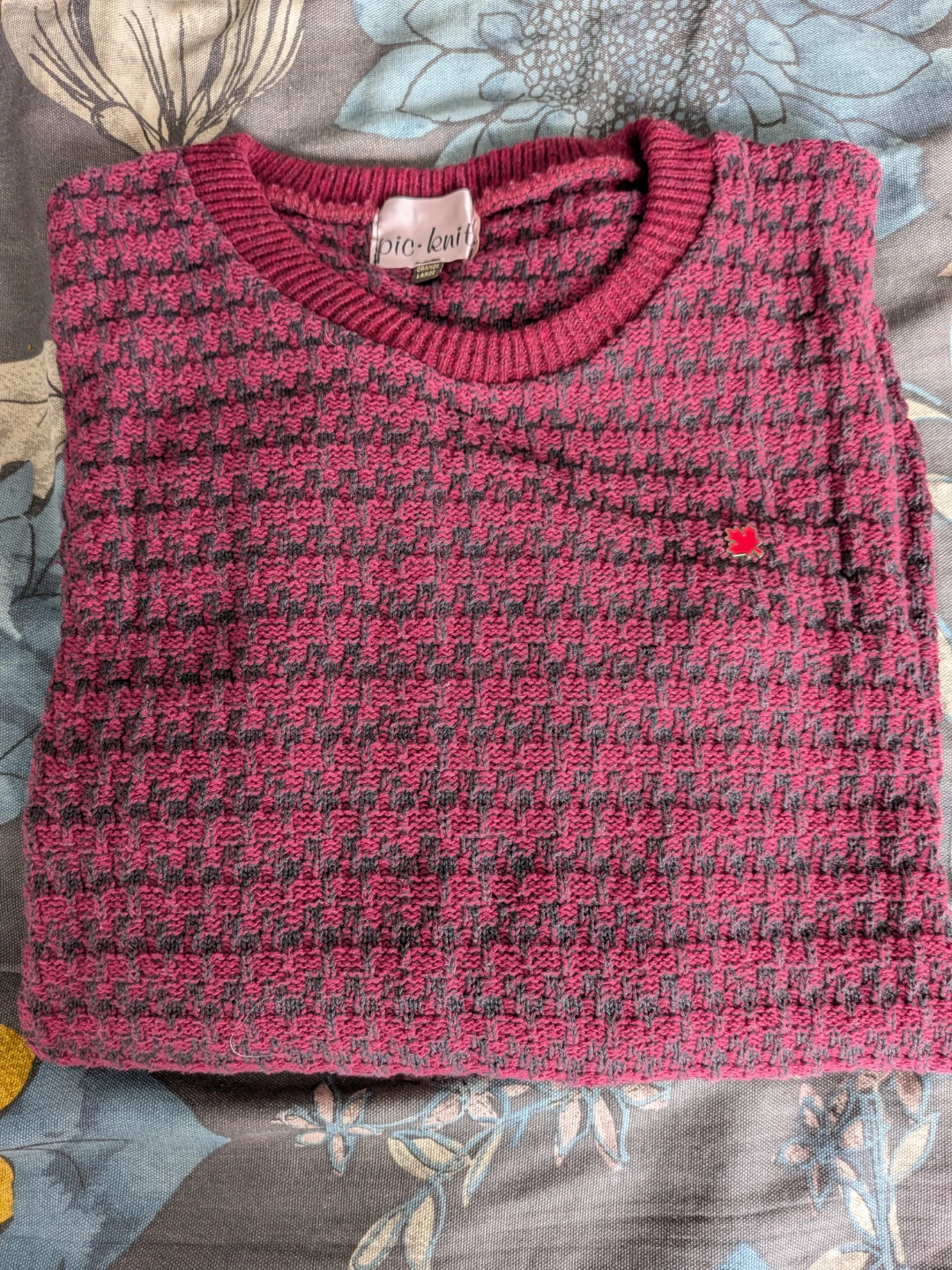 Pic-Knit V-Neck Sweater - Large