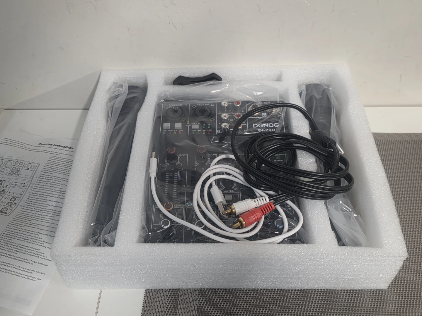 DGONOG R4-PRO Professional Wireless Mixer with 2 Microphones - photo 2