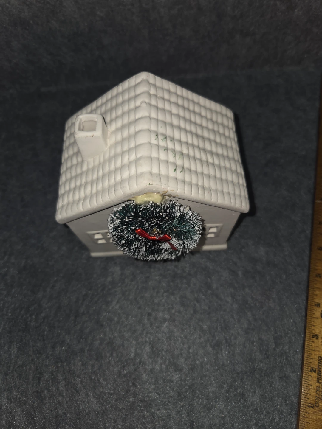 White Ceramic House Figurine with Wreath - photo 2