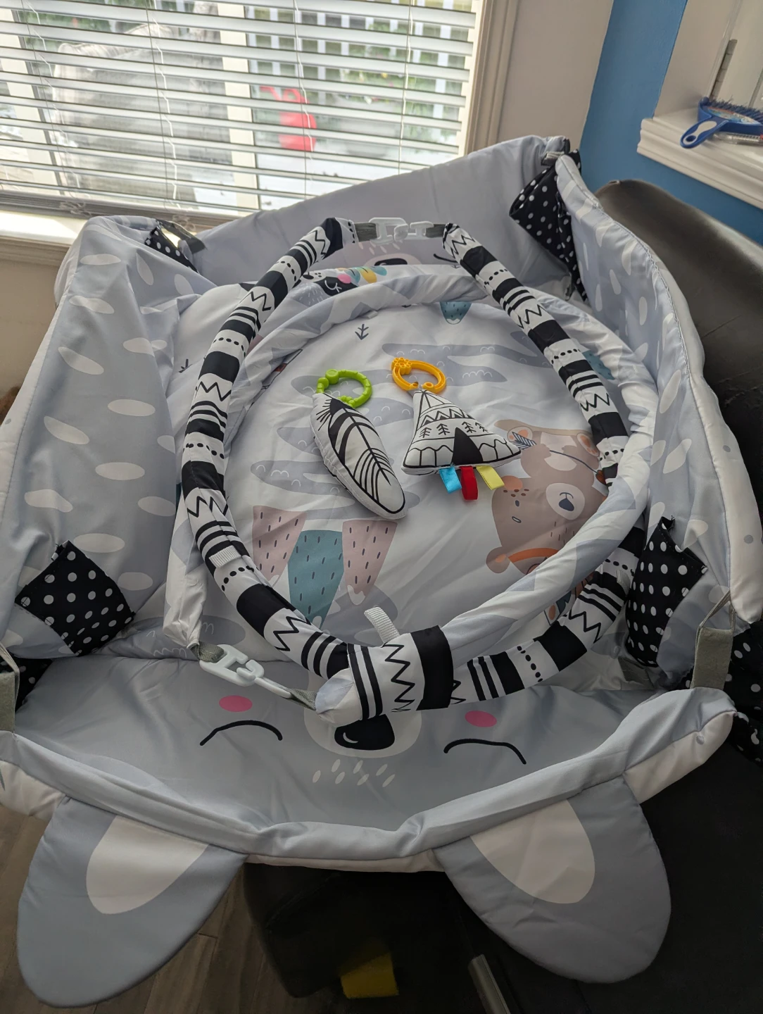 Baby play mat with arch
