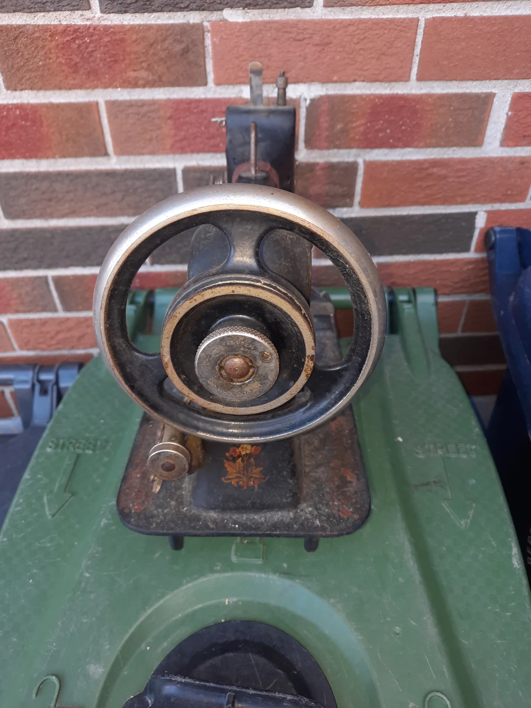 Sewing machine - photo 4