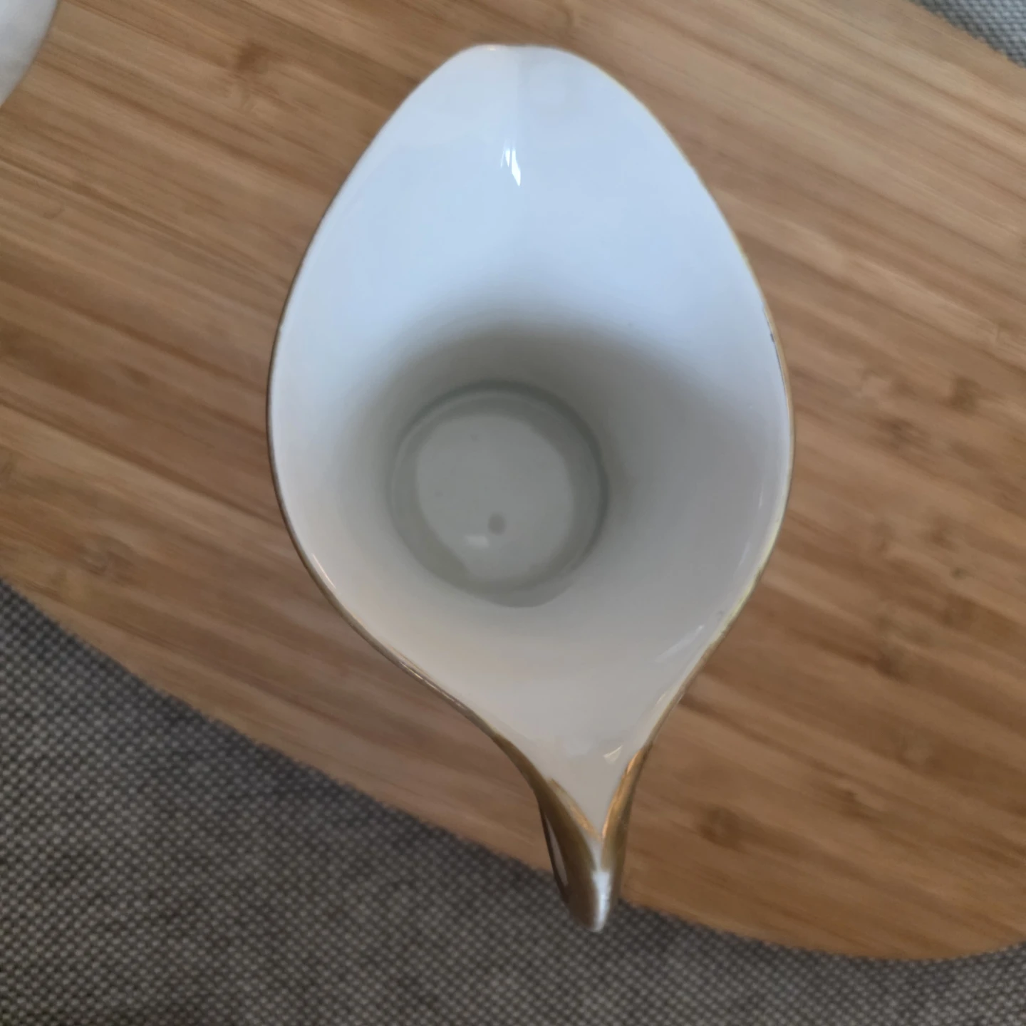 White porcelain creamer with gold trim - photo 3