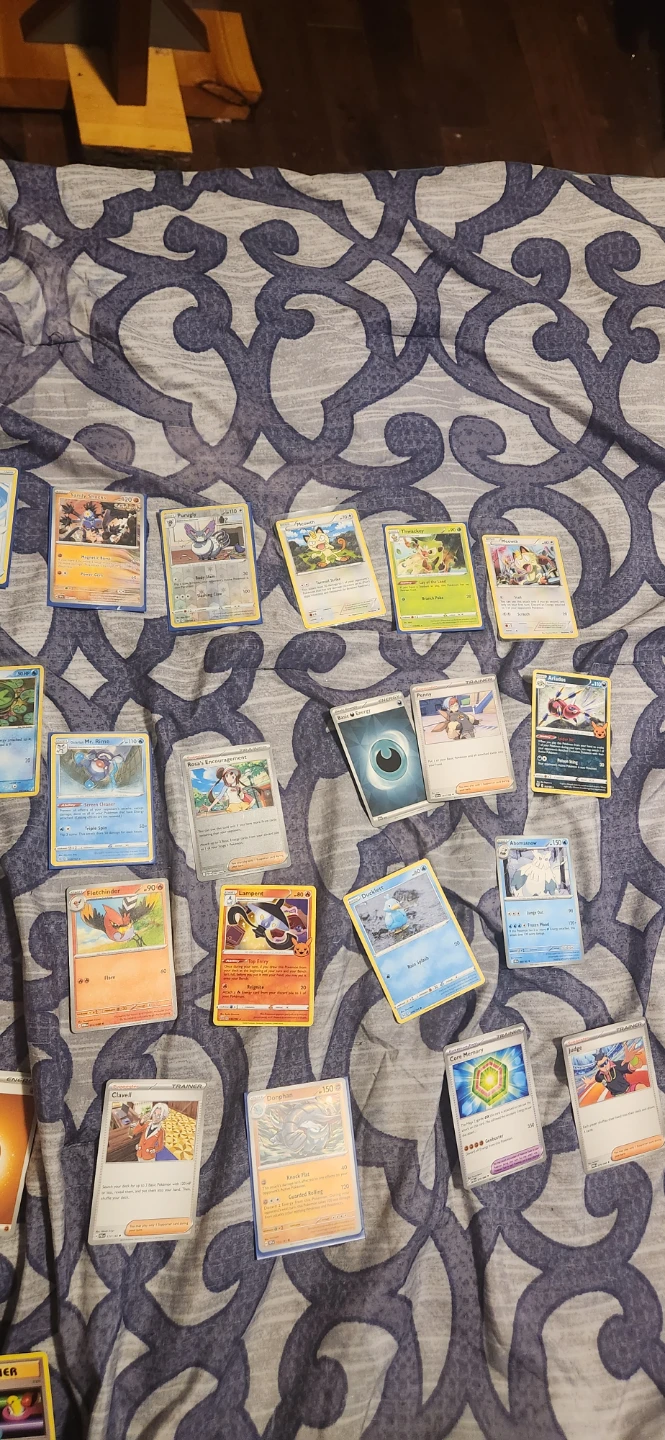 Pokemon Cards! (33 + Unova tin case) - photo 5
