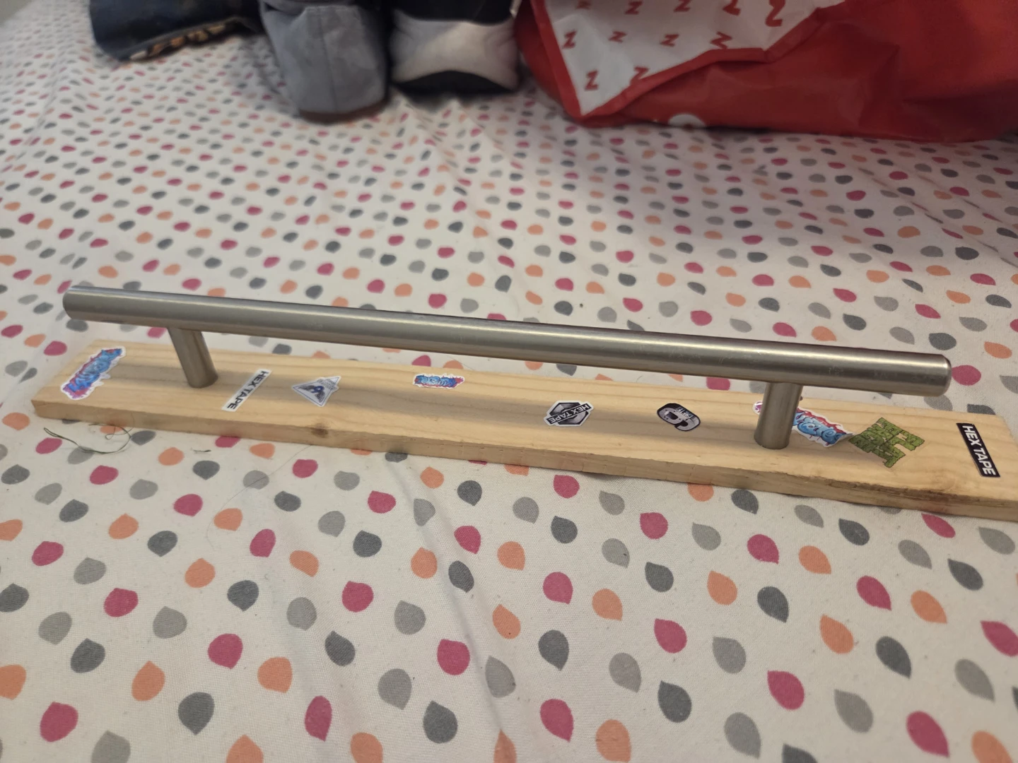 Wooden fingerboard ramp with metal rail