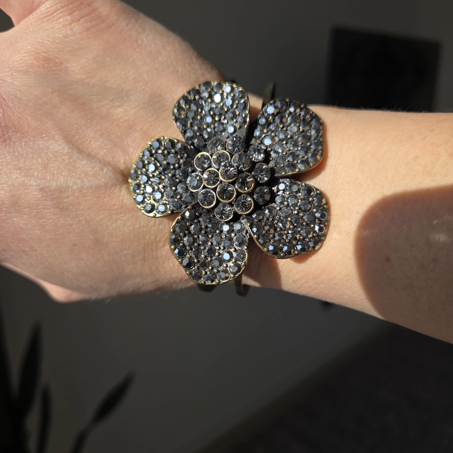 Sparkly Flower Cuff Bracelet - photo 3