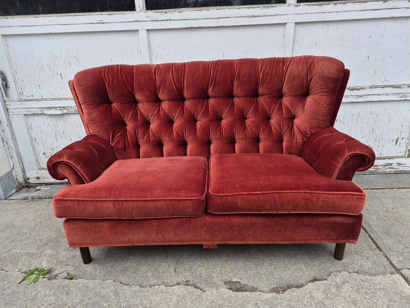 Red Velvet Tufted Loveseat sklar peppler - photo 4