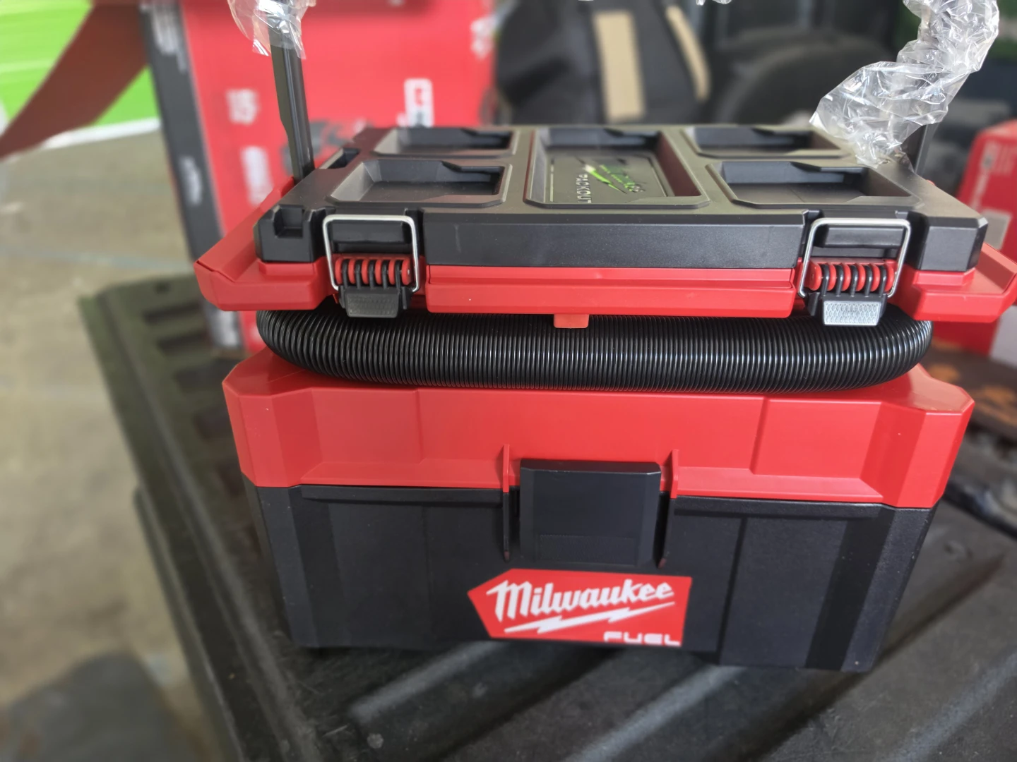 Milwaukee FUEL M18 Wet/Dry Vacuum - photo 2
