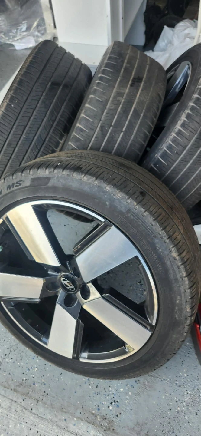 Set of 4 Pirelli Scorpion 255/45 R20 Tires on Hyundai Rims - photo 2