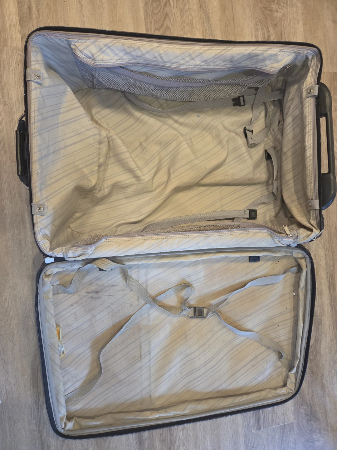 Ricardo Black Rolling Suitcase - photo 2