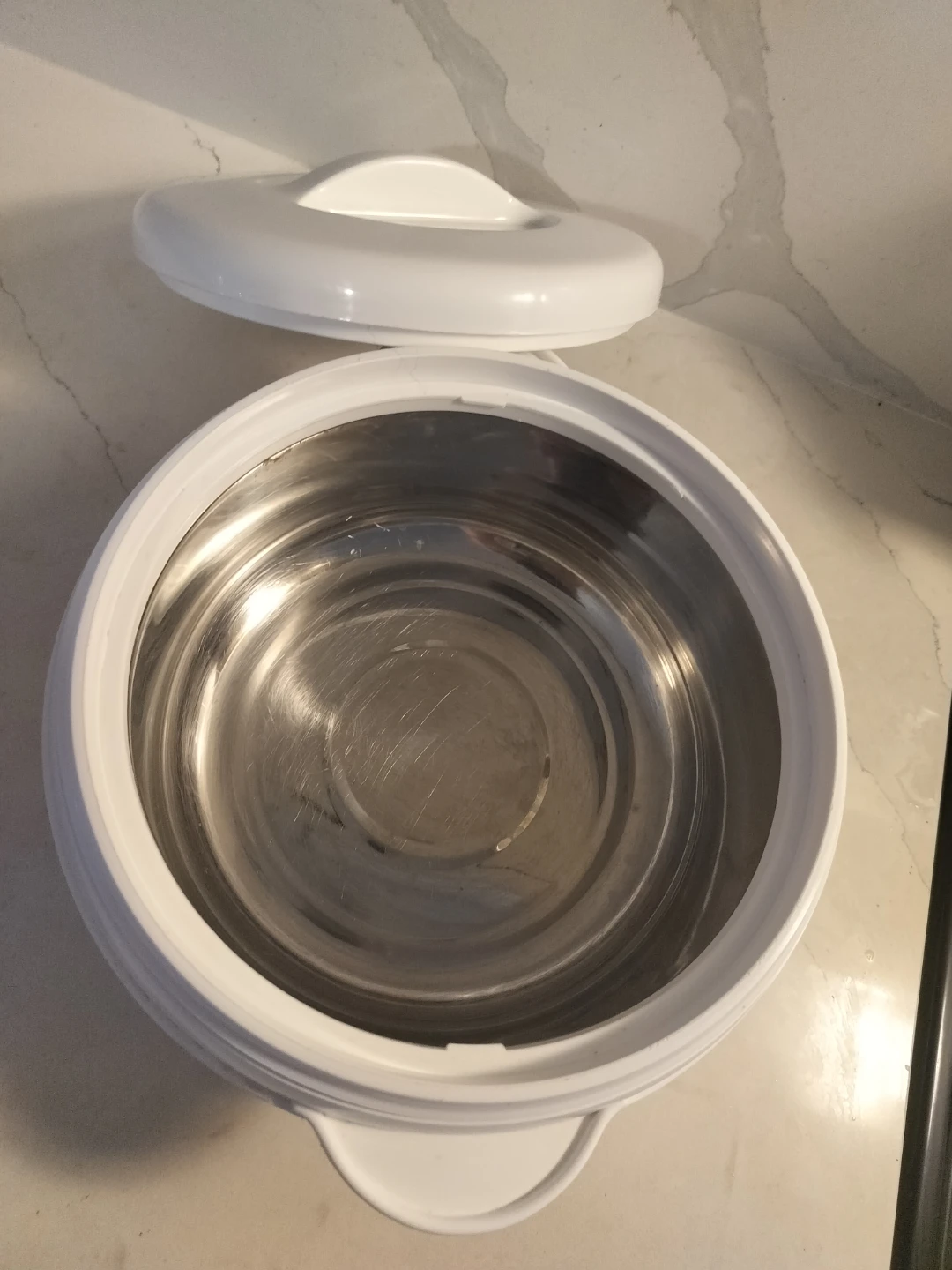 White Insulated Casserole Dish