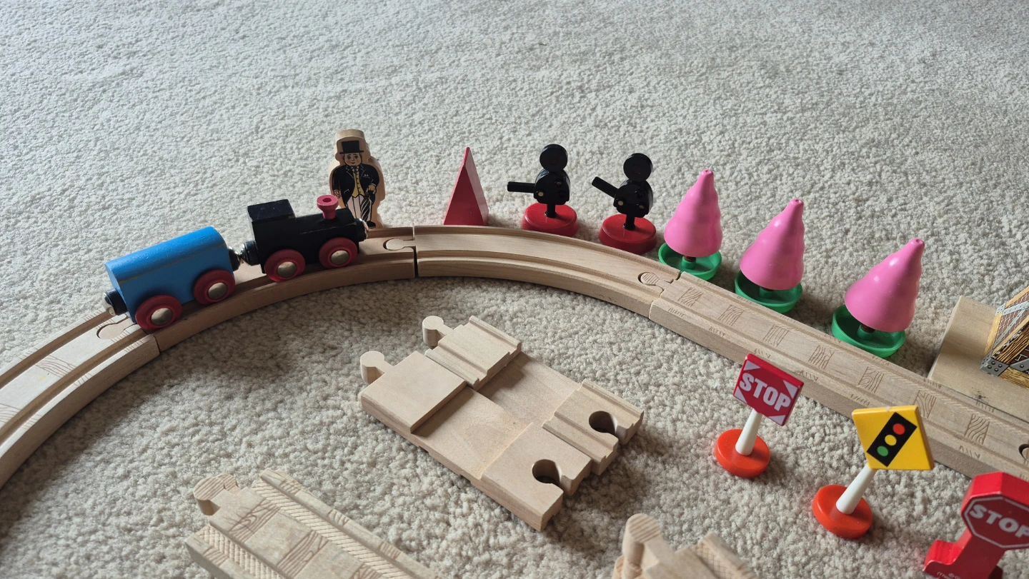 Thomas Wooden Train Set with Tracks and Accessories - photo 3