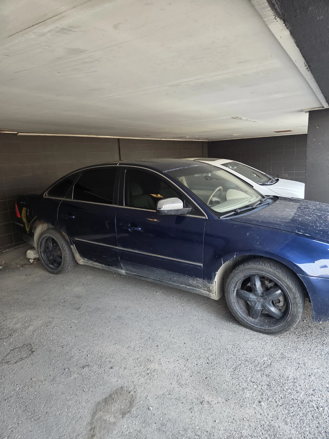 Blue Ford Sedan - photo 2