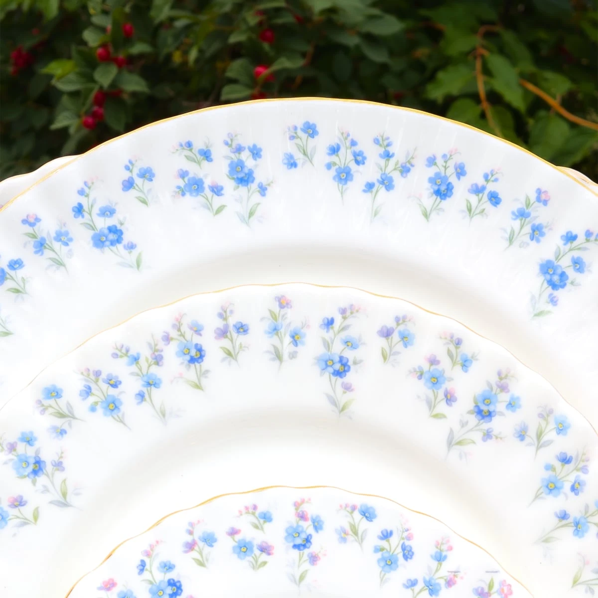68-Pc Royal Albert "Memory Lane" Set w/ Teapot & Hostess Pieces - photo 3