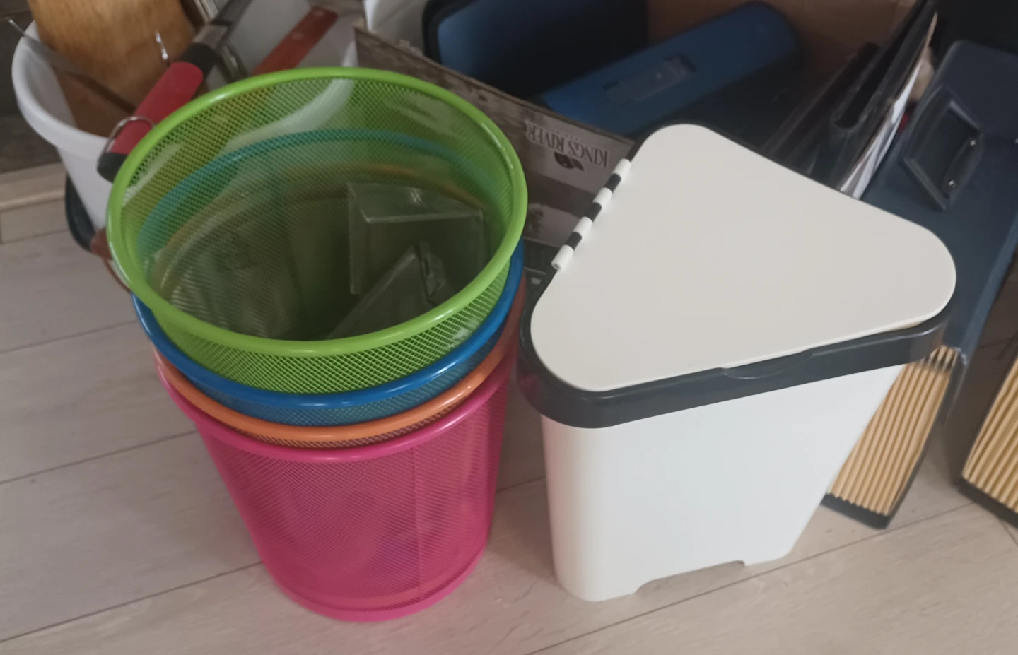 Mesh Desk 4 Bins Set and white bin