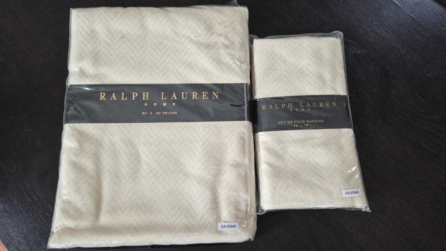 New Ralph Lauren home table cloth & 4 fabric napkins.