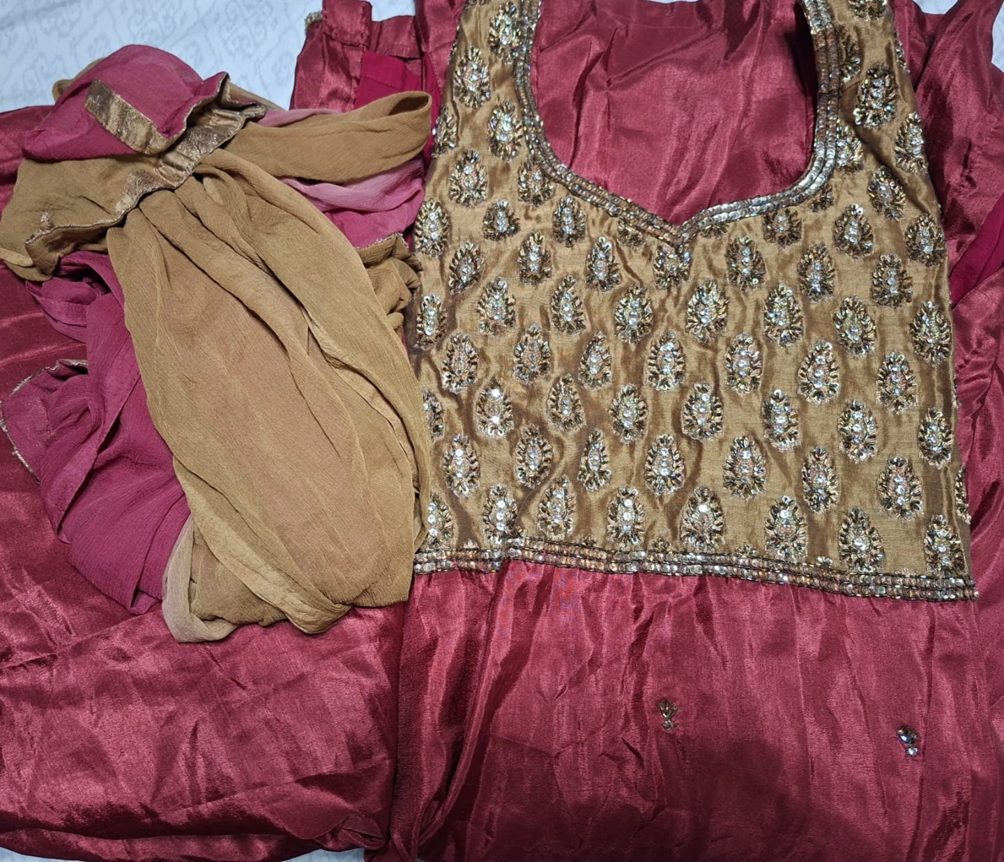 Embellished dark pink and Gold Kameez Shalwar