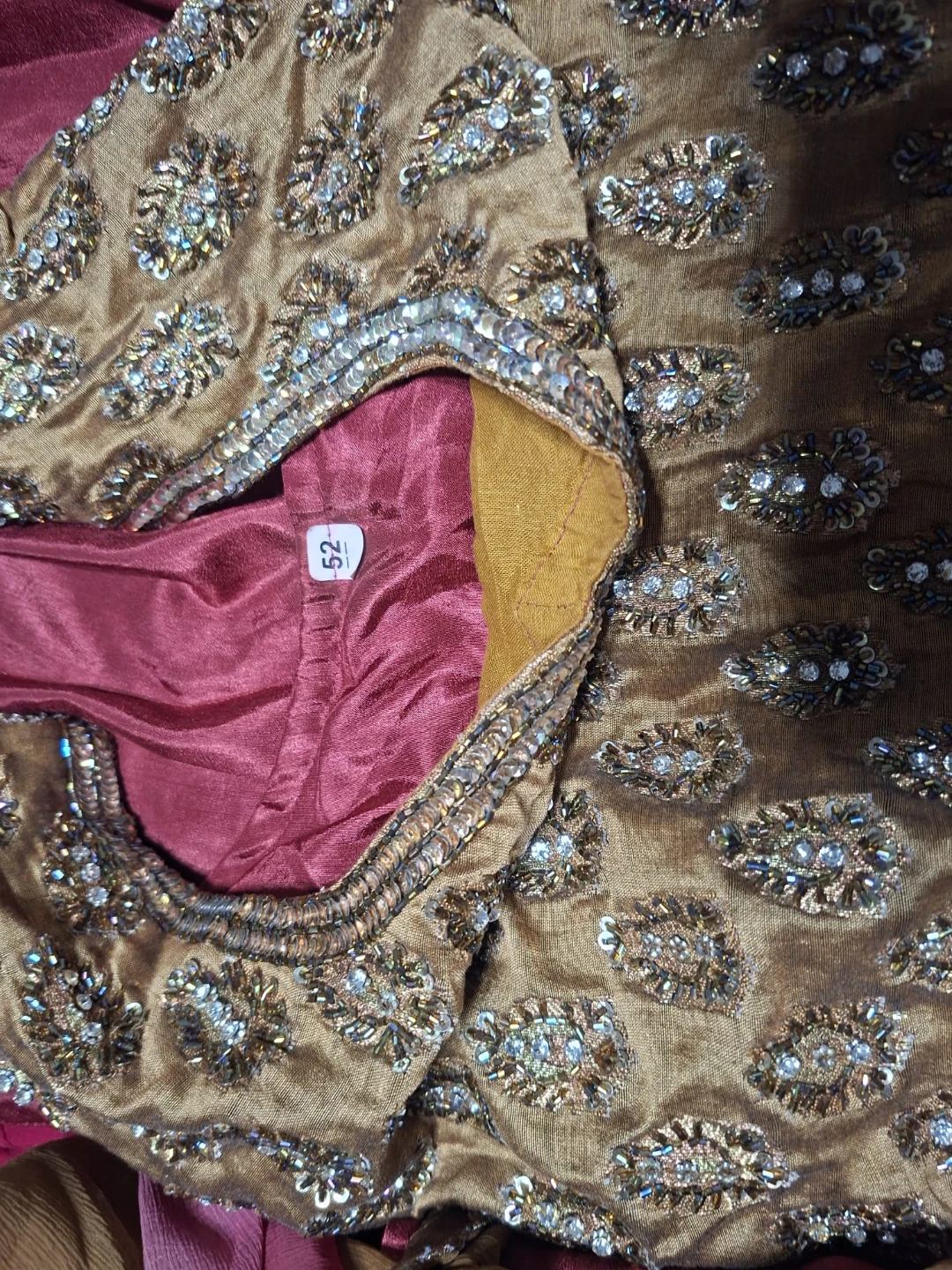 Embellished dark pink and Gold Kameez Shalwar - photo 3