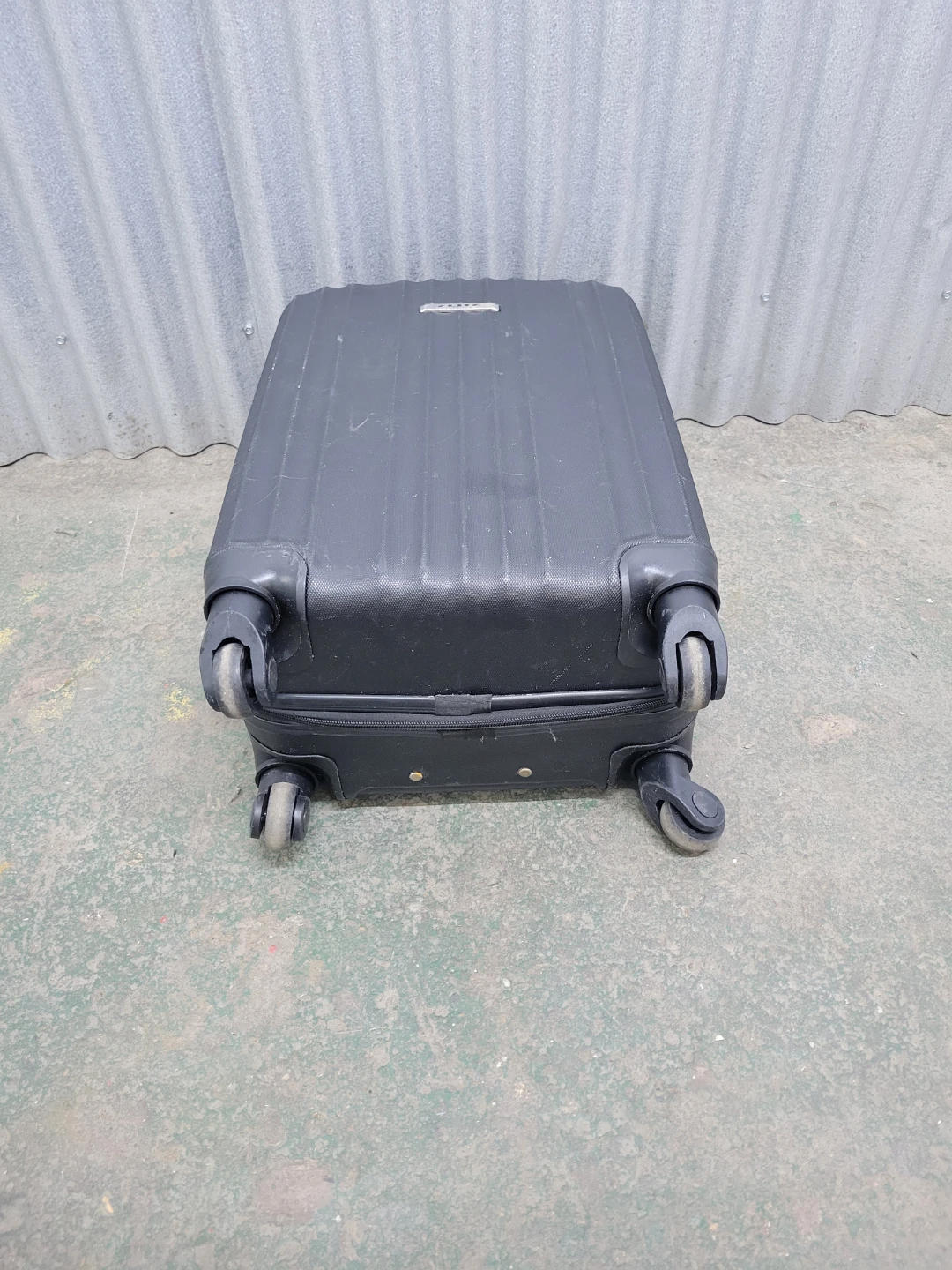 Small carry-on Suitcase with 4 wheels - photo 3
