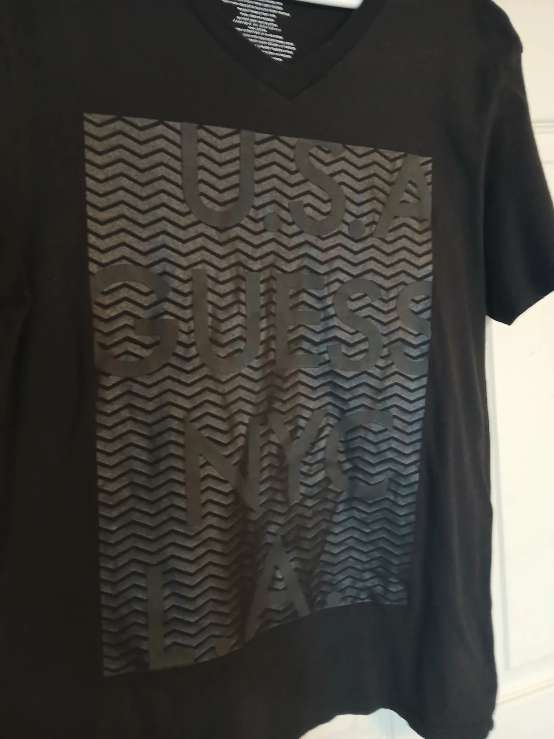 GUESS men's 100% cotton black v neck graphic tee, size M - photo 3