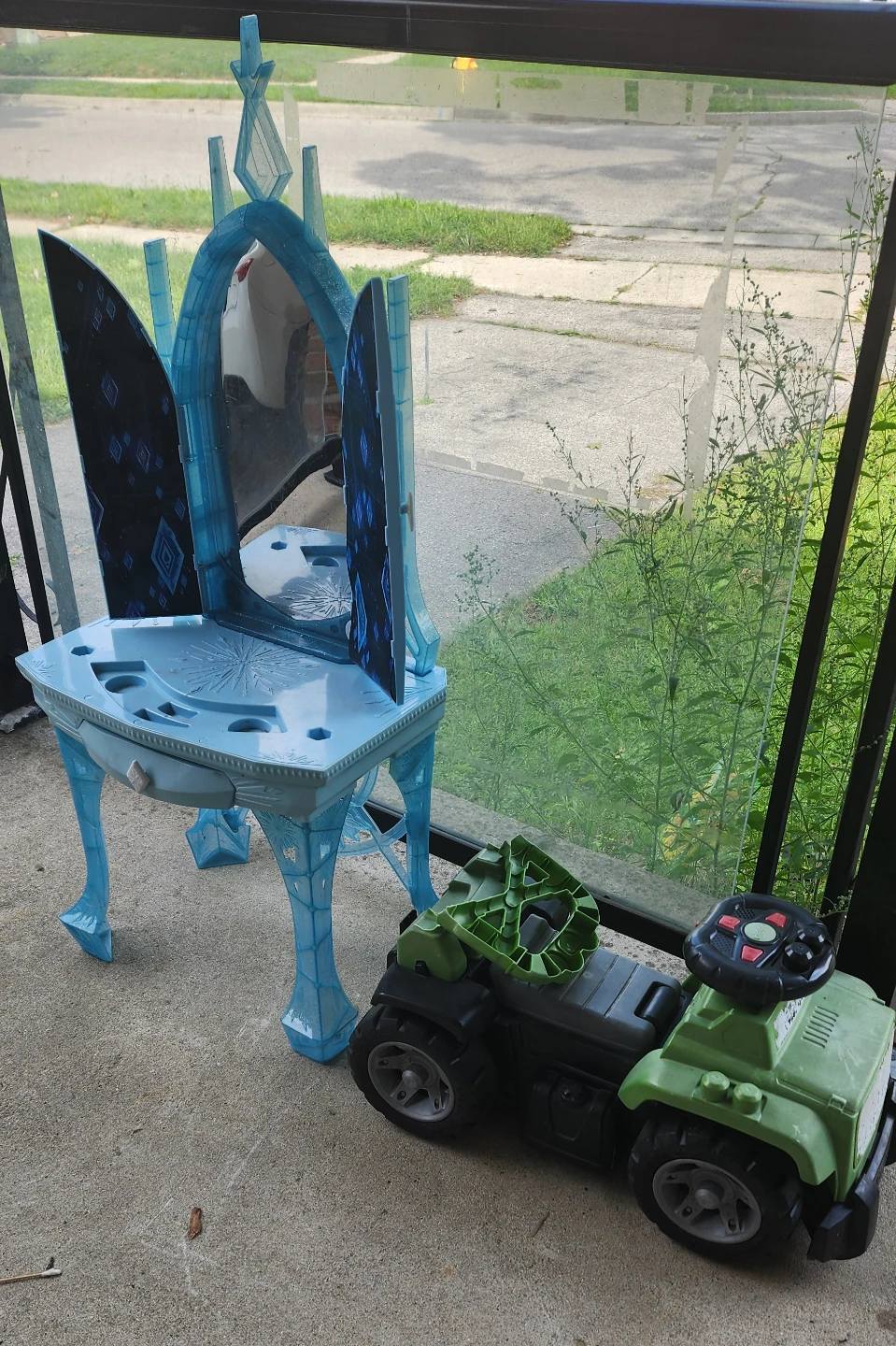 Frozen Vanity and Ride-On Toy Set - photo 2