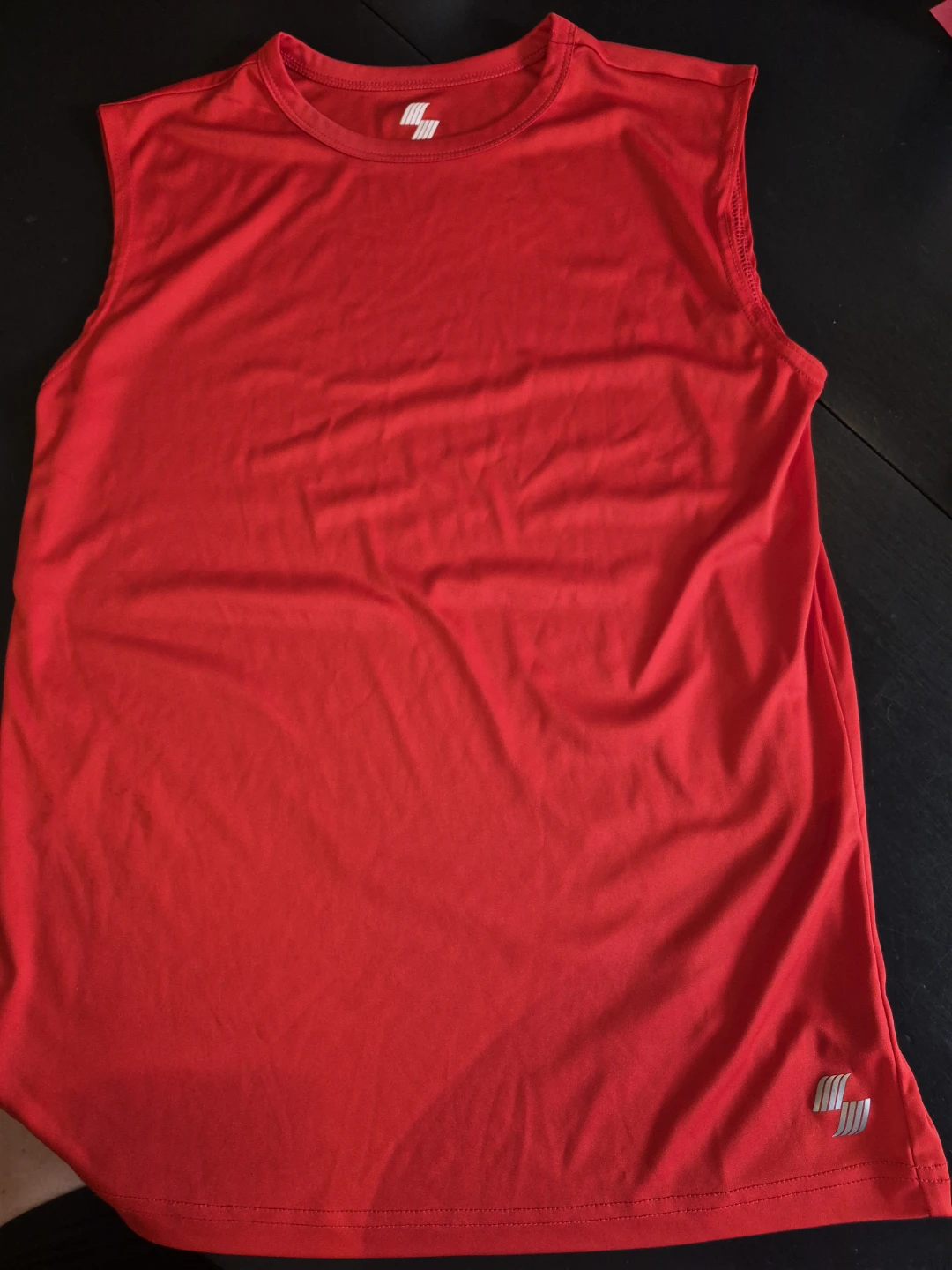 3 sleeveless tanks & sport shorts - photo 2