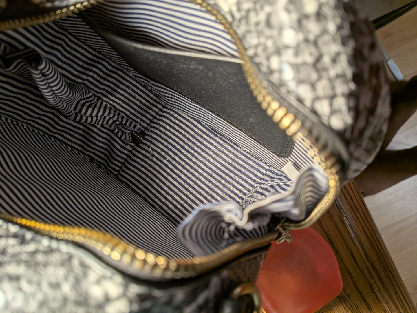Round black and white python patterned bag - photo 3