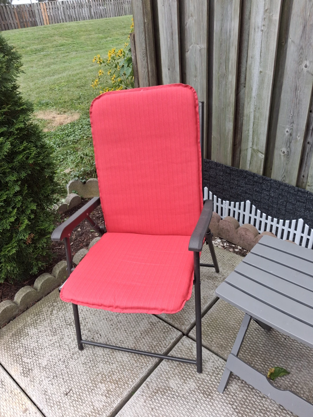 Red outdoor chair set with side table - photo 2