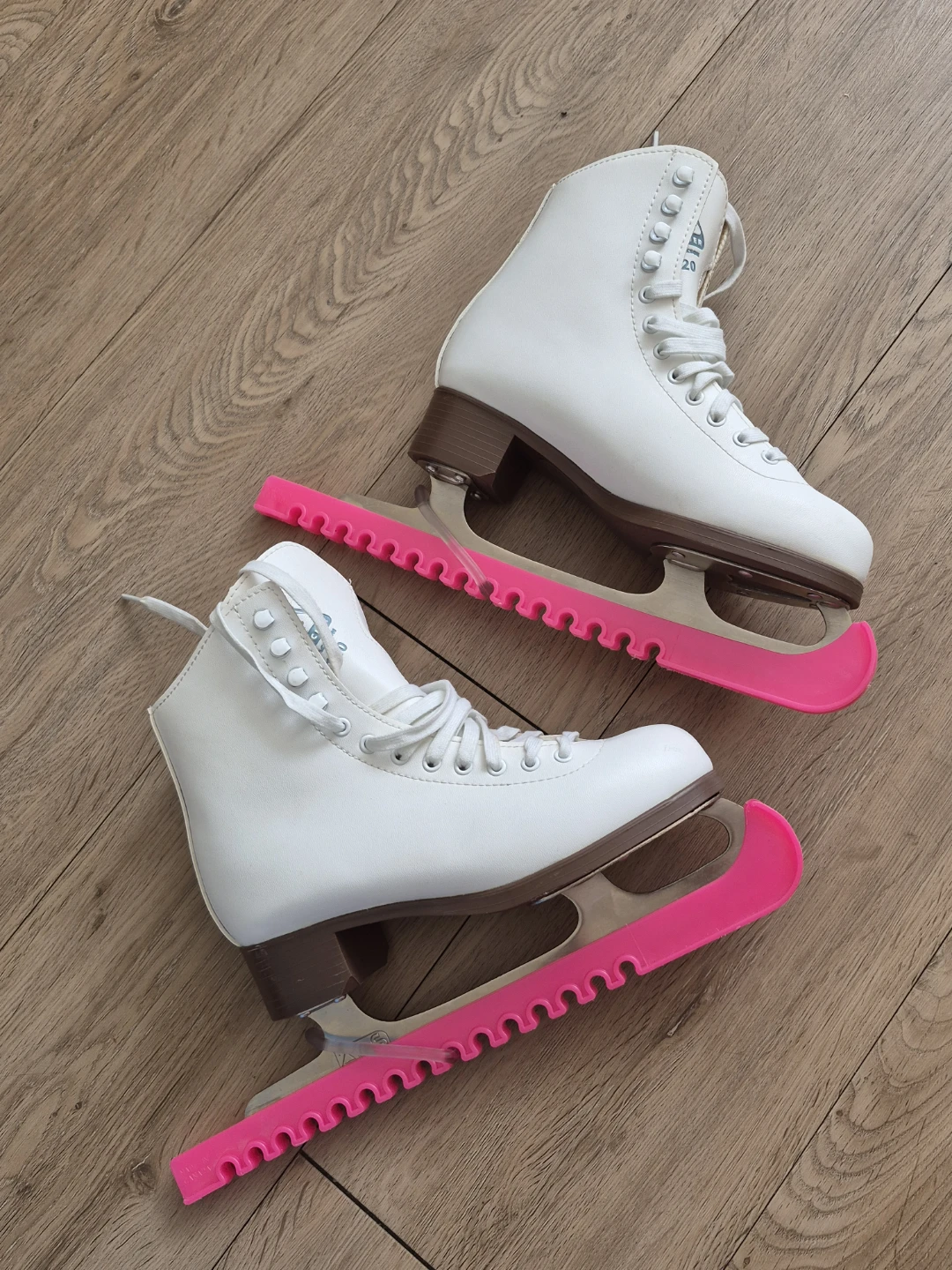 Like new Jackson Glacier Figure Skates - Size 9