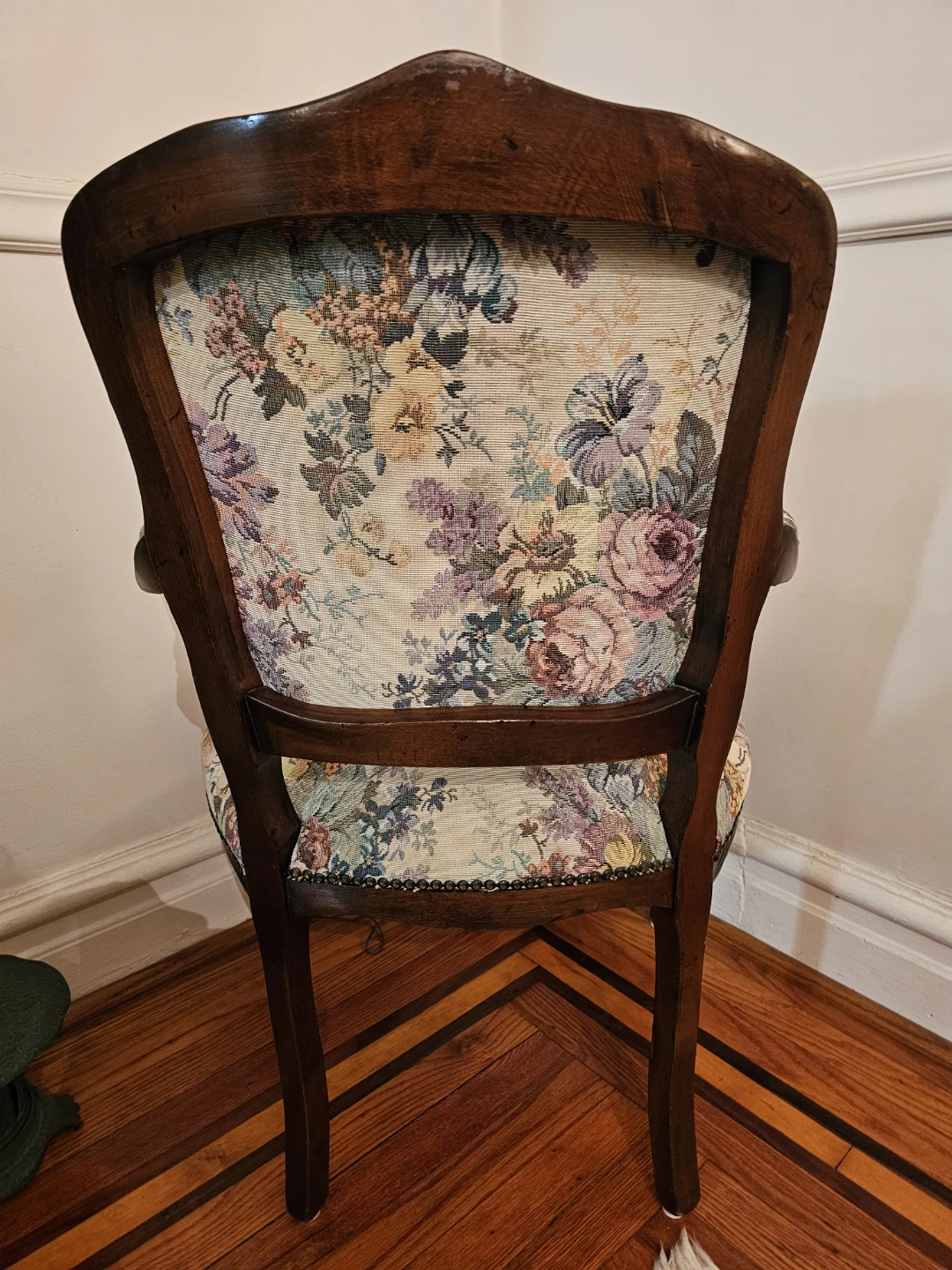 2 VINTAGE Walnut French Provincial Accent Tapestry Arm Chairs - photo 5