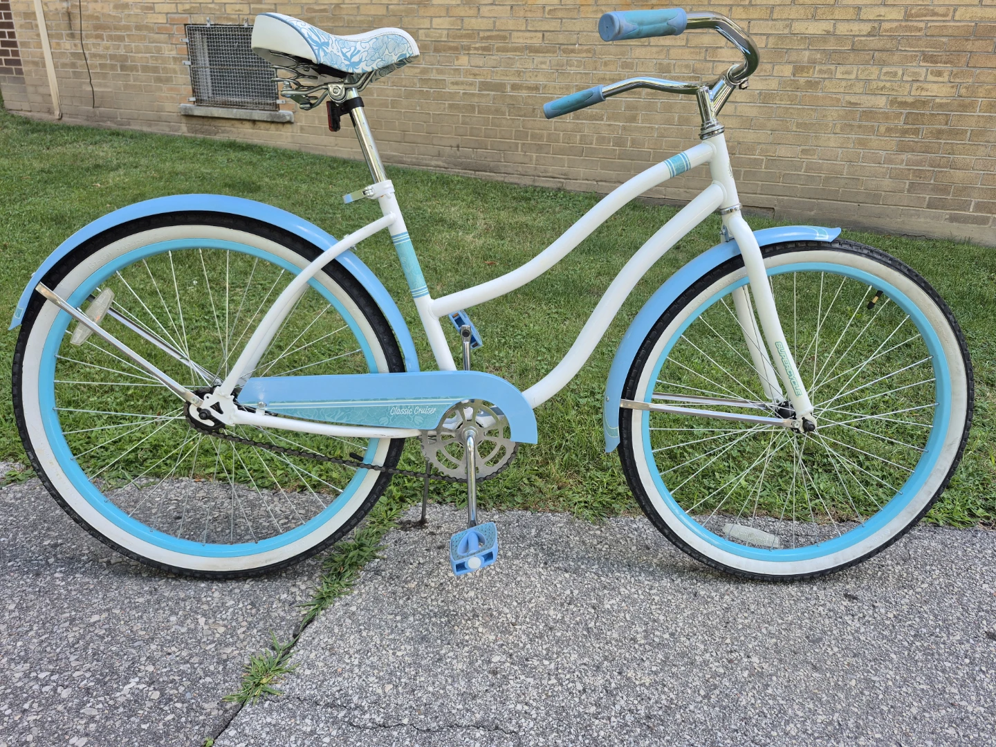 Classic Cruiser Bicycle - White and Blue