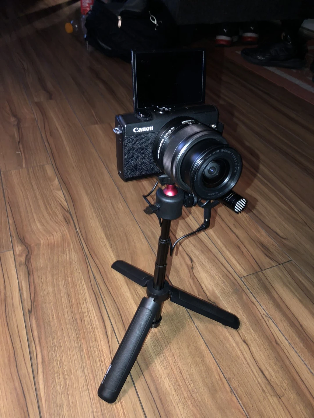 Canon EOS M200 Mirrorless Camera with Microphone and Tripod - photo 2