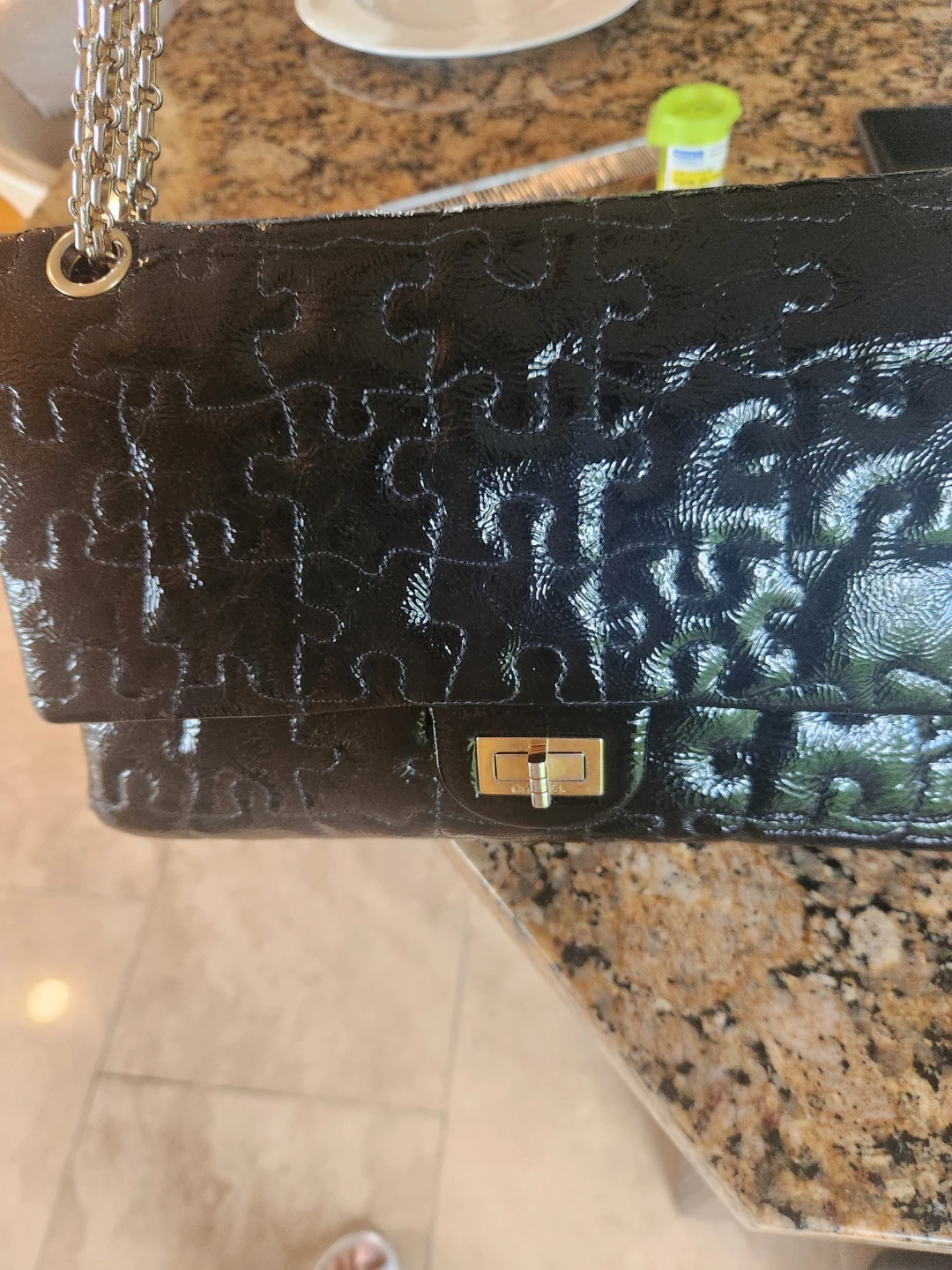 100% authentic  chanel puzzle-embossed handbag - photo 2