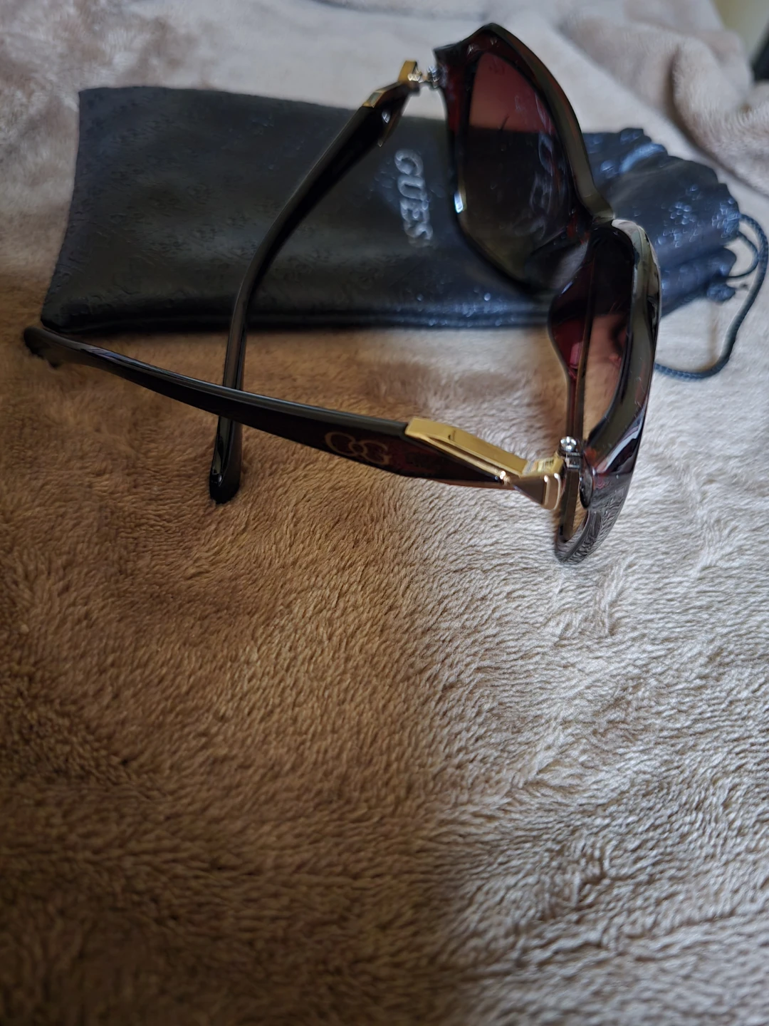 Guess Sunglasses with Pouch - photo 2