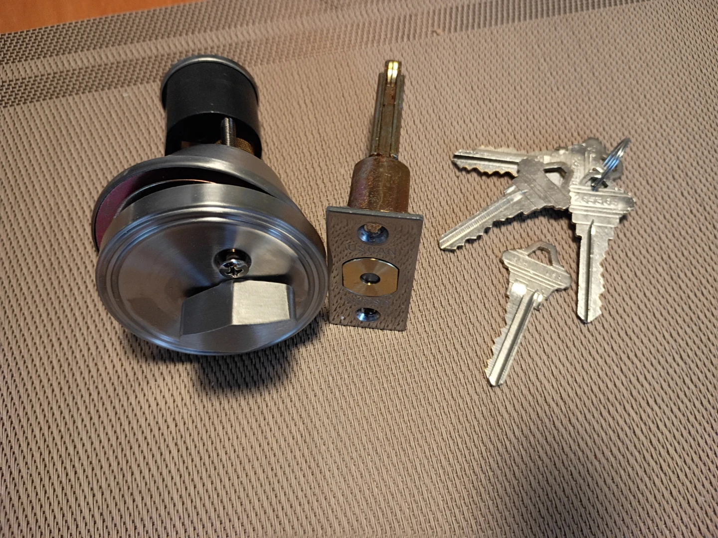 Brand new deadbolt lock with 5 keys