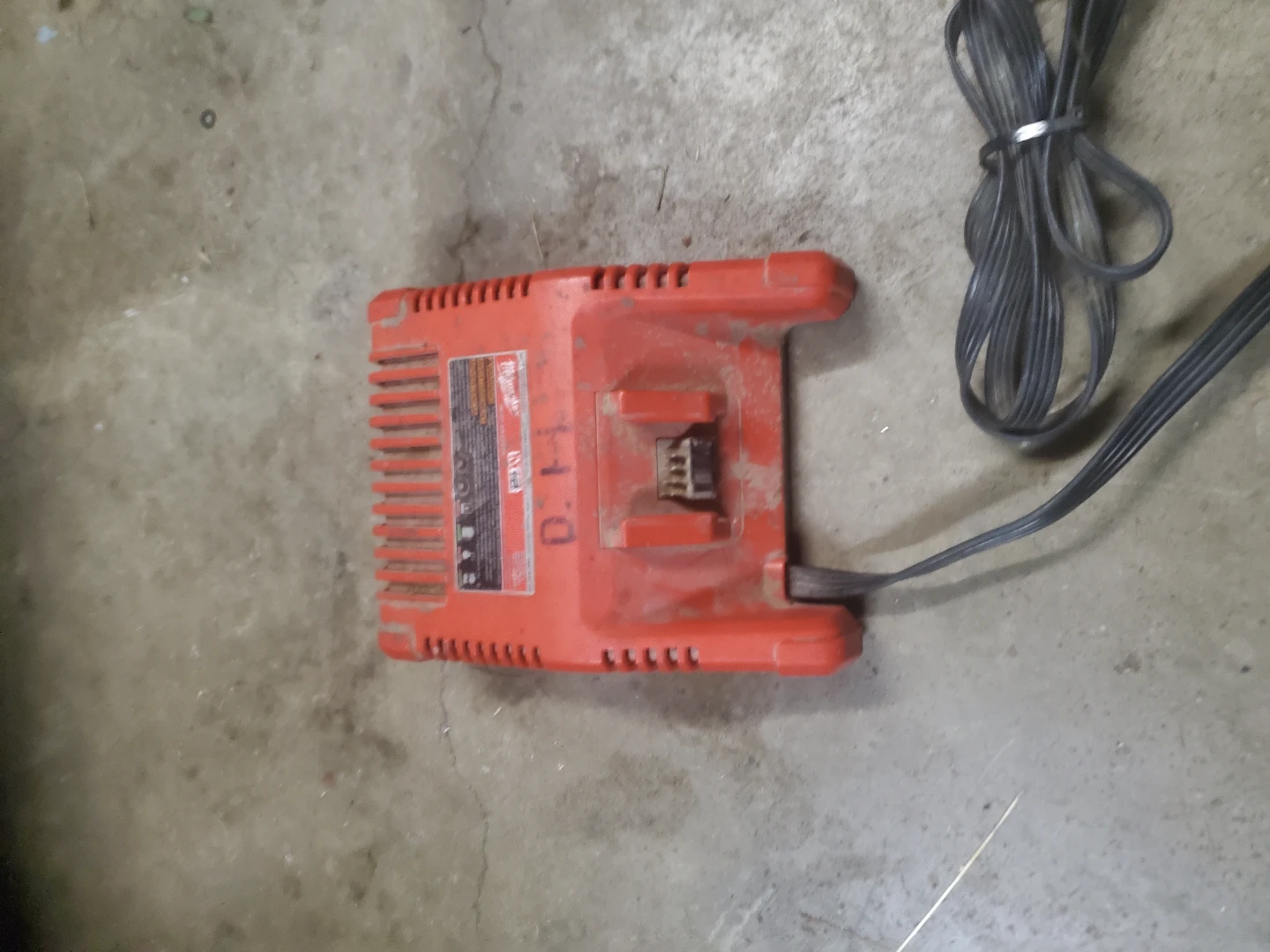 Milwaukee M18 Charger - photo 2