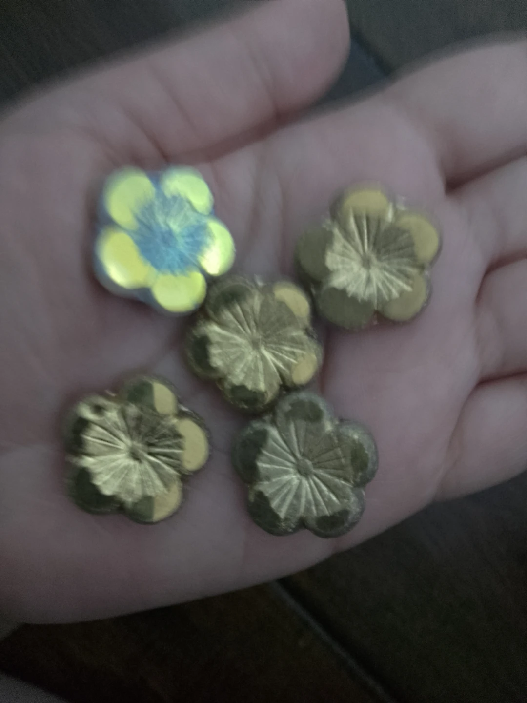 5 flower-shaped beads