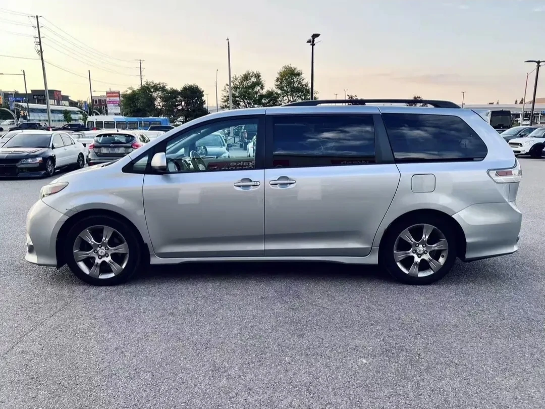 2011 Toyota Sienna SE 8 Passenger - photo 3