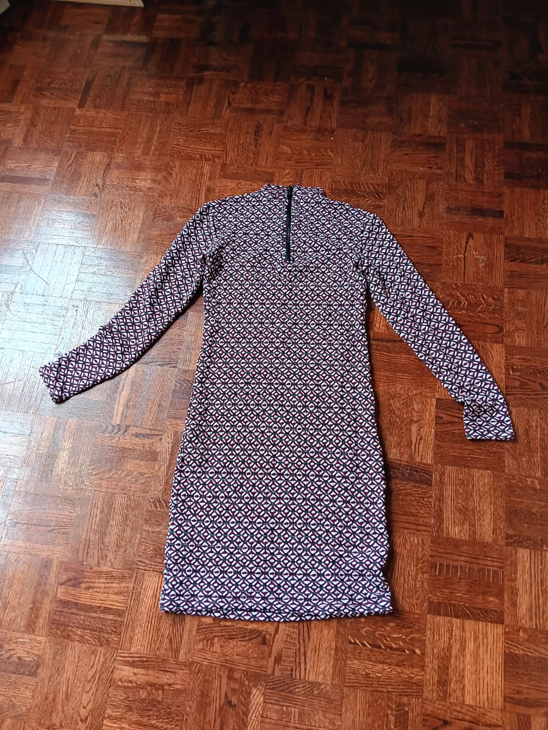 Long-sleeve geometric print dress