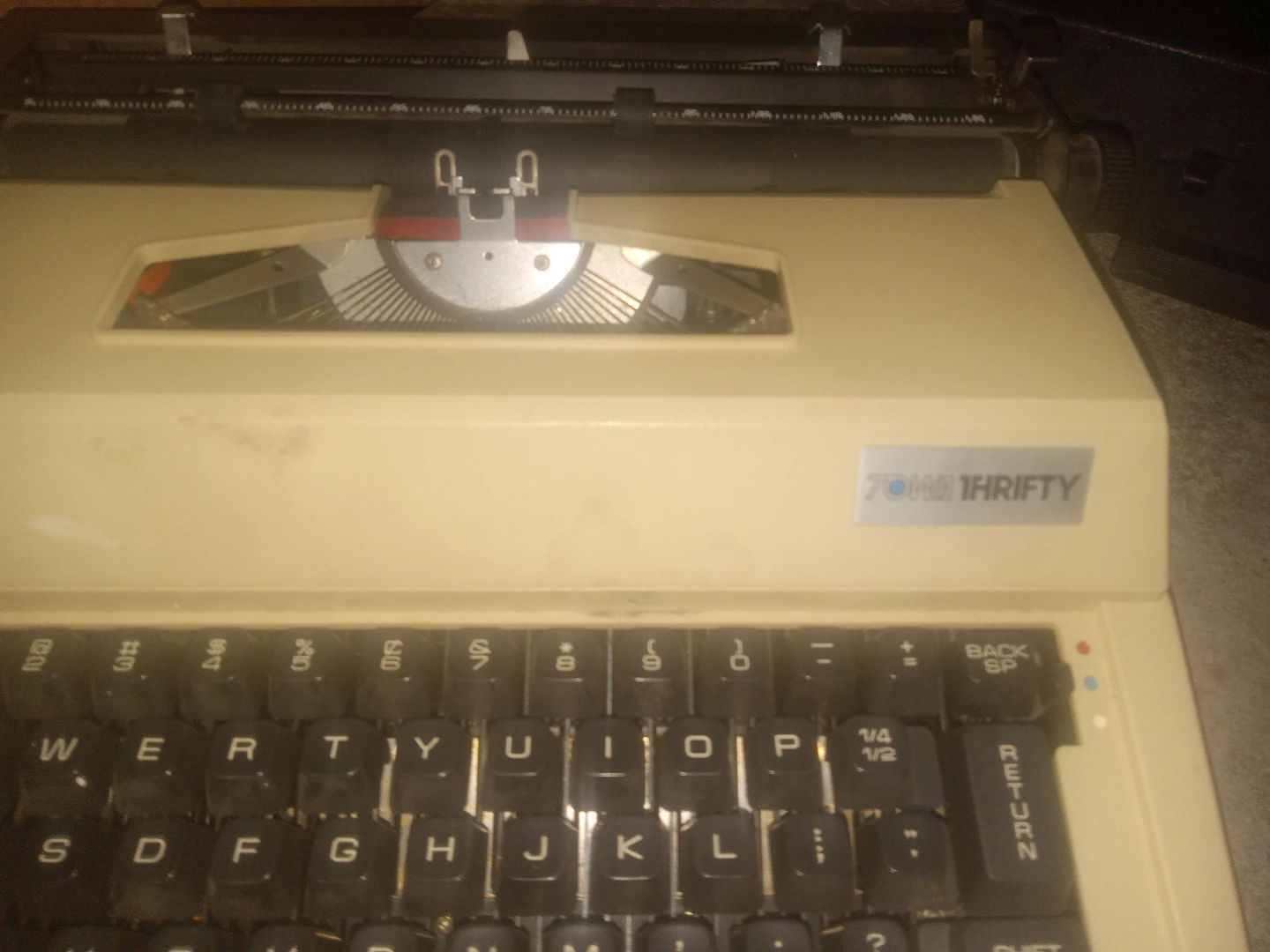 Towa THRIFTY typewriter  with case!!!! - photo 2