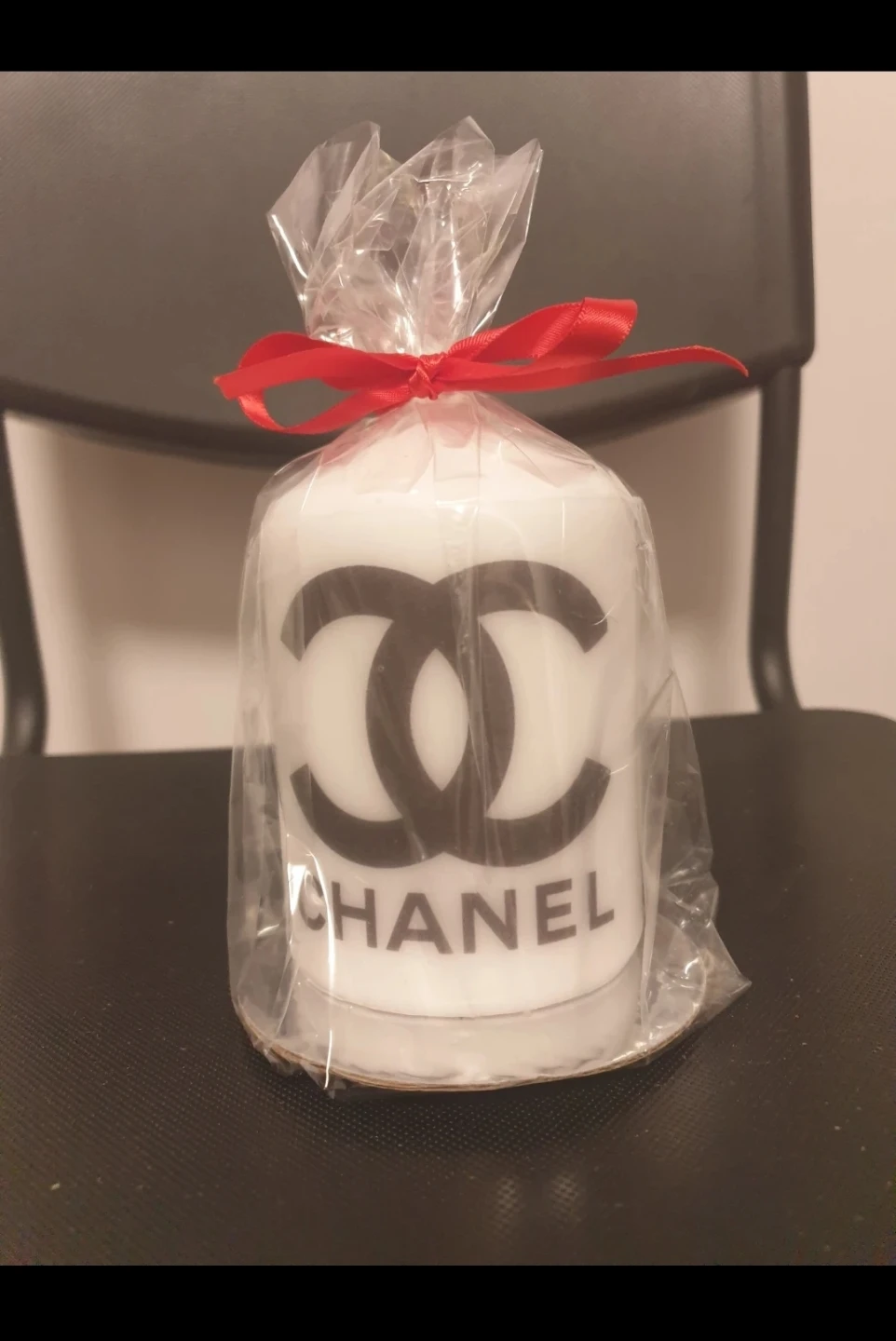 An original CHANEL brand beautiful candle