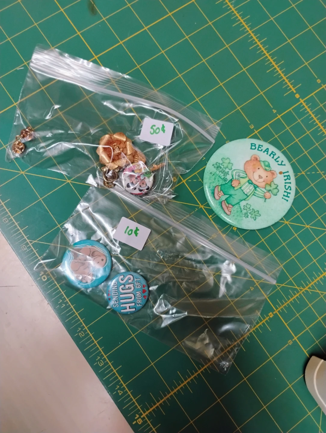 Assorted pins/brooches/buttons