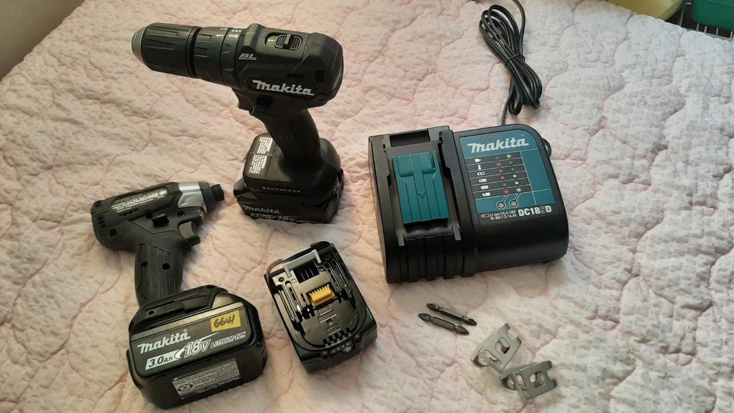 Makita Cordless Drill & Impact Driver Combo Kit with Charger