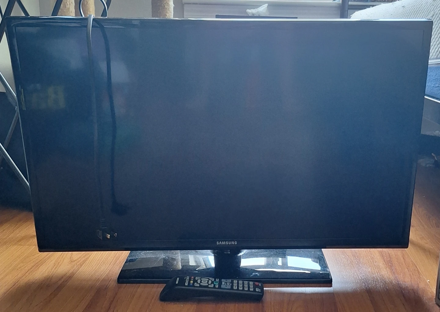 Samsung 32" TV with remote