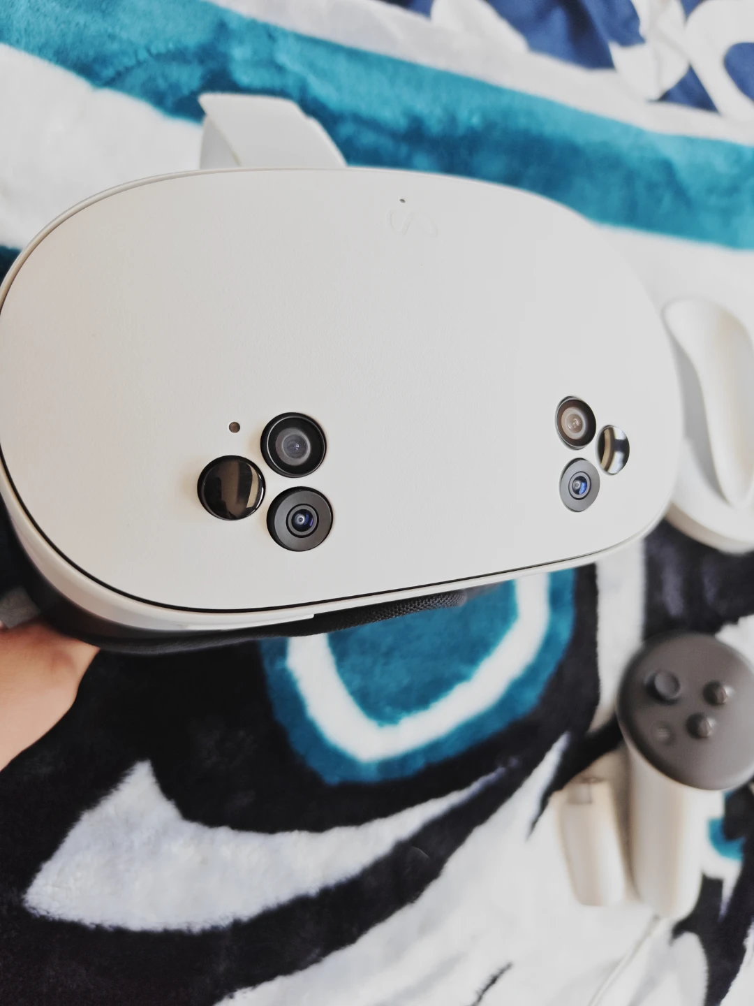 Meta Quest 3s VR headset with compact charging dock - photo 2