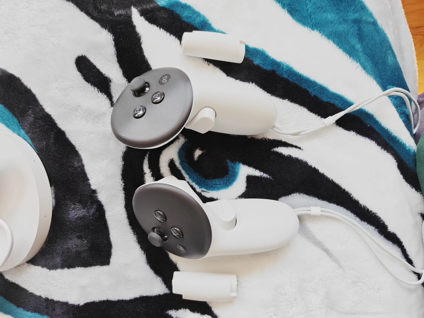 Meta Quest 3s VR headset with compact charging dock - photo 4